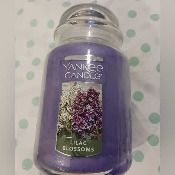 NWT! YANKEE CANDLE (Lilac Blossom, 22oz) - Picture 1 of 7